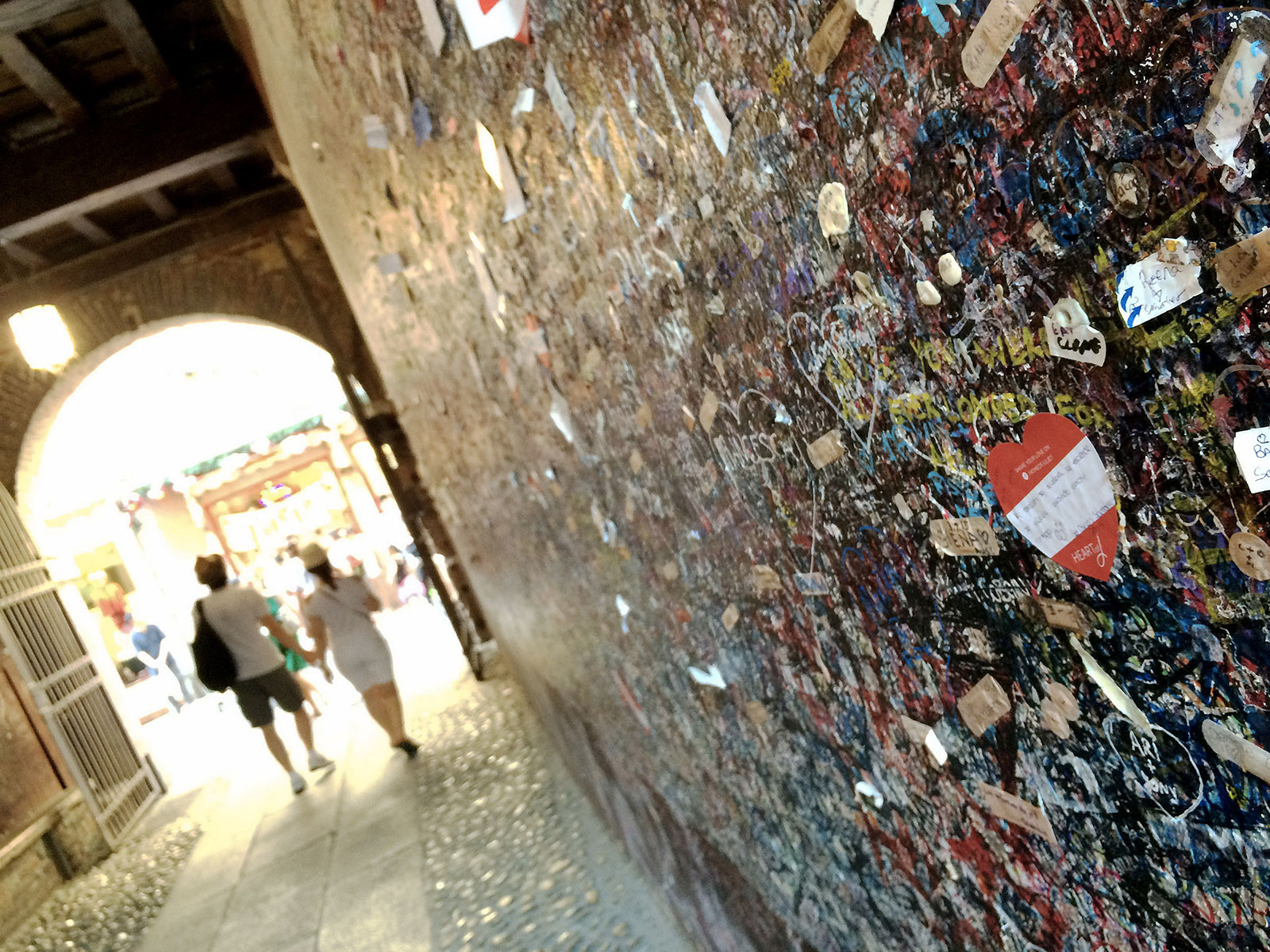 Il muro con le dediche degli innamorati a Verona